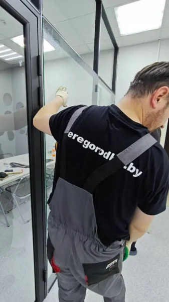 Безопасная доставка стеклянных перегородок специализированным транспортом Bicon